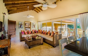 Lyxvilla - 3 sovrum - privat pool | Vardagsrum | Tv