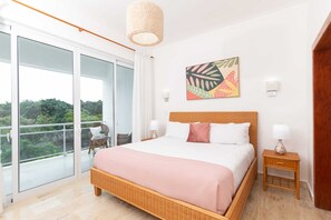 Luxury-Penthouse, 2 Schlafzimmer, Terrasse | 4 Schlafzimmer, laptopgeeigneter Arbeitsplatz, schallisolierte Zimmer