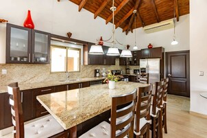 Cobertura premium, 3 quartos, terraço | Cozinha privada | Geladeira grande, micro-ondas, cooktop