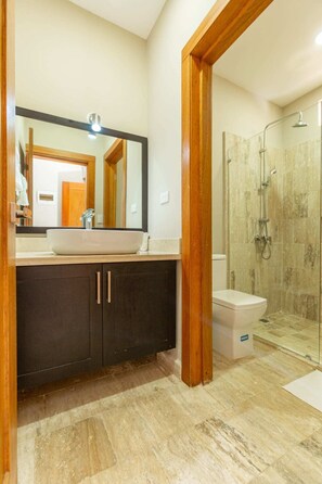 Condo Premium, 1 phòng ngủ, quang cảnh một góc biển | Phòng tắm | Buồng tắm vòi sen, khăn tắm 