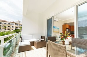 Premium-Apartment, 1 Schlafzimmer, eingeschränkter Meerblick | Terrasse/Patio