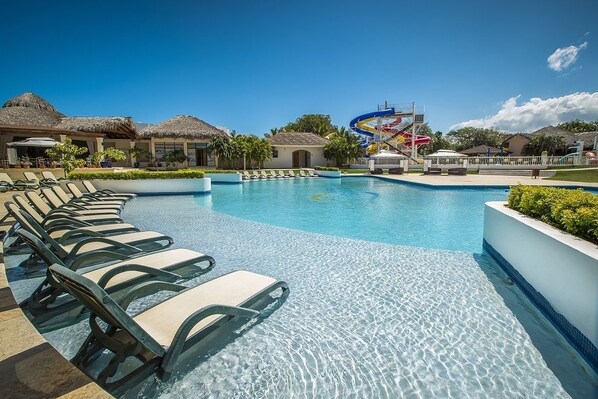 Piscine extérieure, parasols de plage, chaises longues
