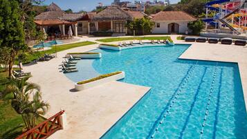 Alberca al aire libre, sombrillas en la alberca y camastros