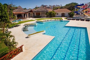 Alberca al aire libre, sombrillas en la alberca y camastros 