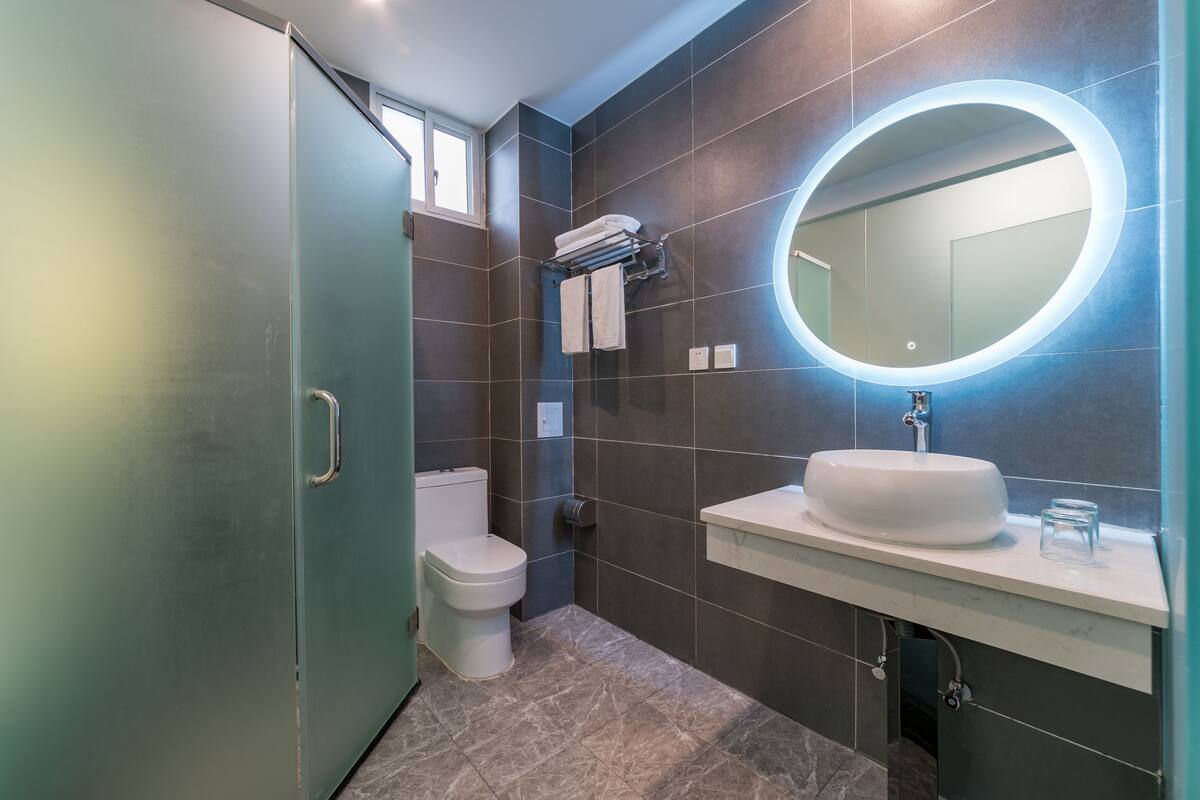 Deluxe Twin Room | Bathroom | Rainfall showerhead, hair dryer, slippers, towels