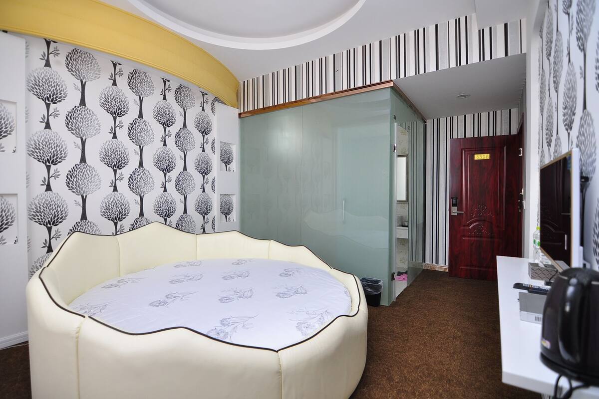 Romantic Room (Round Bed) | Desk, soundproofing, free WiFi