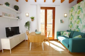 Studio, 1 lit double, balcon | Salle à manger