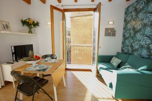 Studio, balkon | Woonkamer | Een 42-inch flatscreentelevisie met kabelzenders en televisie