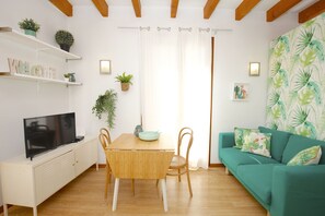 Studio, 1 Double Bed, Balcony | Living room | 42-inch flat-screen TV with cable channels, TV