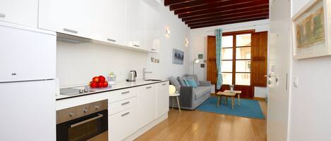Apartament, 1 dormitori, balcó | Sala d'estar | Televisor de pantalla plana de 42 polzades amb canals per cable