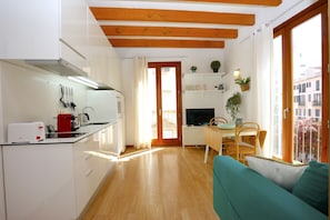 Studio, 1 Double Bed, Balcony | Living room | 42-inch flat-screen TV with cable channels, TV