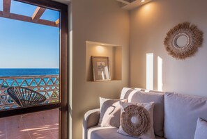 Suite estudio Royal, vista a la alberca | Ropa de cama de alta calidad y camas Tempur-Pedic