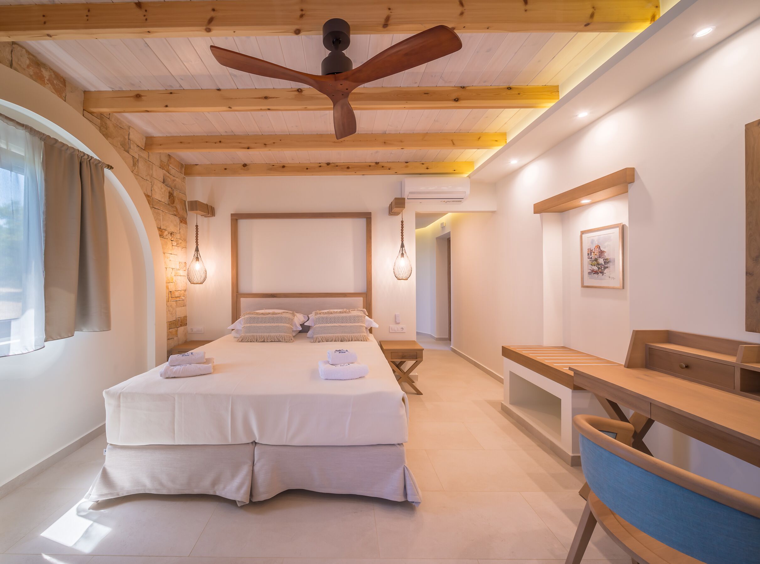 Een moderne slaapkamer met een houten plafond, een bed met witte lakens, een nachtkastje en een stoel.