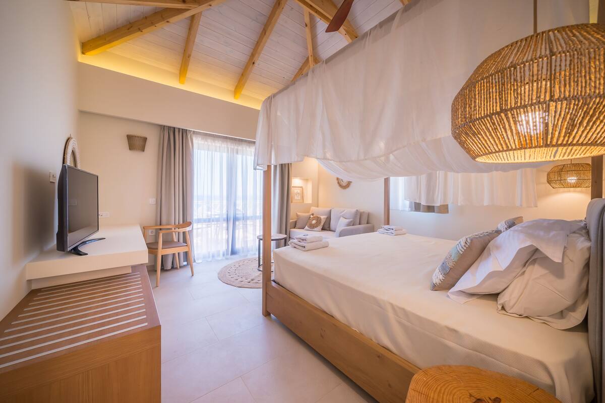Royal Studio Suite, Pool View | Premium bedding, Tempur-Pedic beds, in-room safe, soundproofing