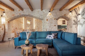 Villa de lujo, 2 habitaciones, alberca privada, vista al mar | Área de sala de estar