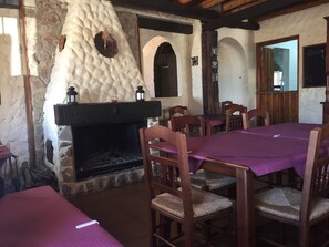 S'hi serveixen esmorzars, dinars i sopars