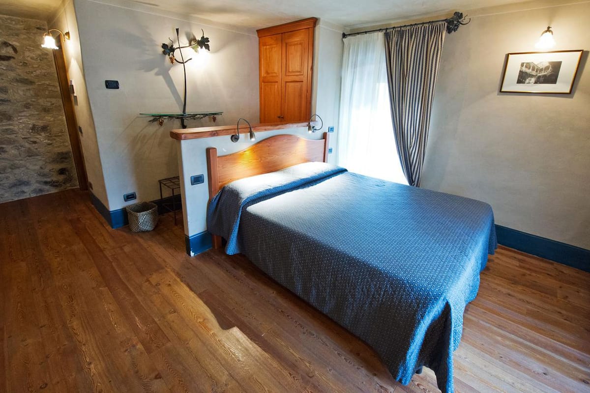 Superior Double Room, Mountain View | 1 bedroom, desk, blackout curtains, soundproofing