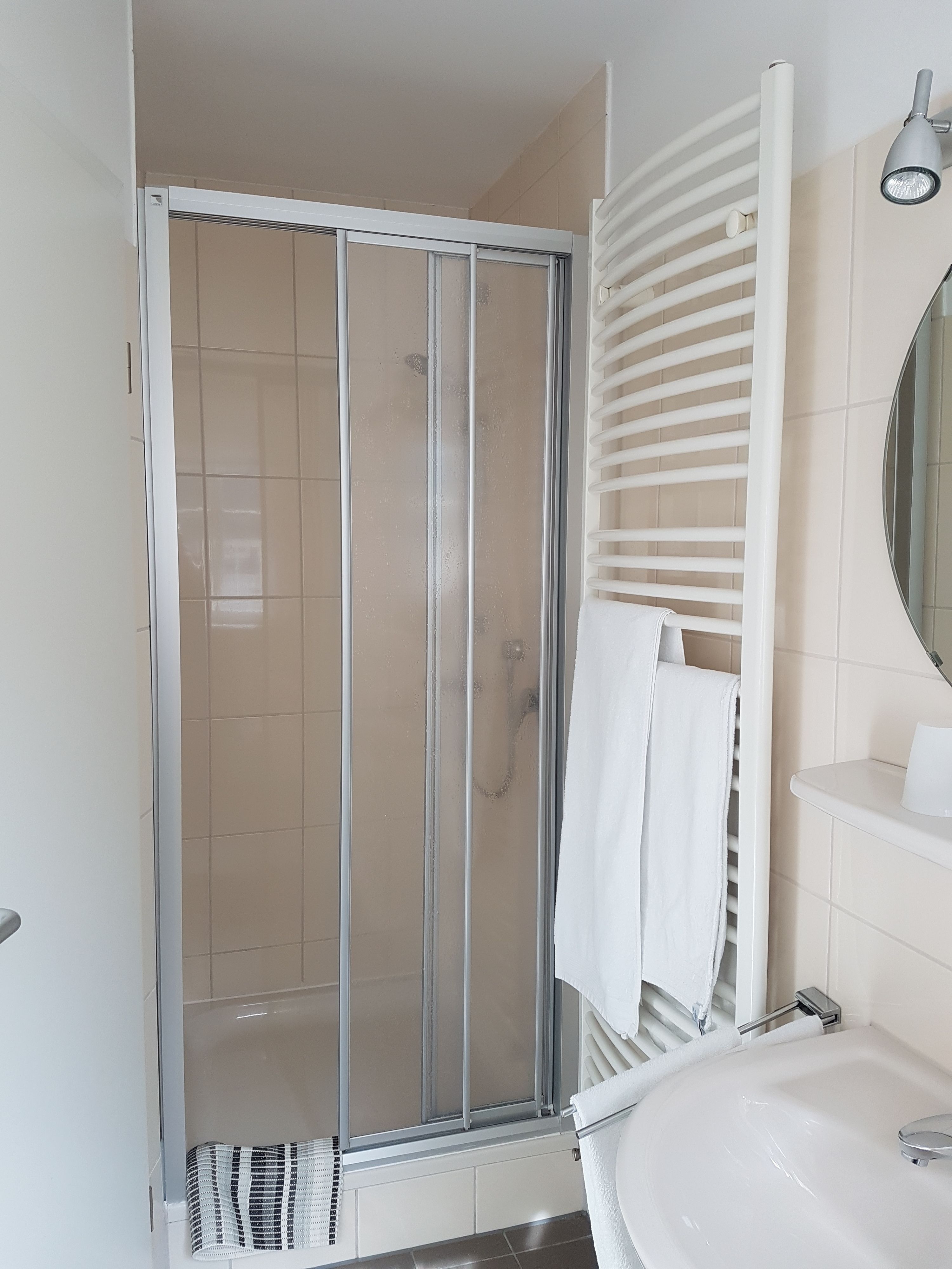 Double Room | Bathroom shower