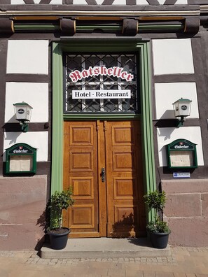 A traditional building with a sign reading "Hatskeller Hotel Restaurant." - Ratskeller Nörten (Norten-Hardenberg)