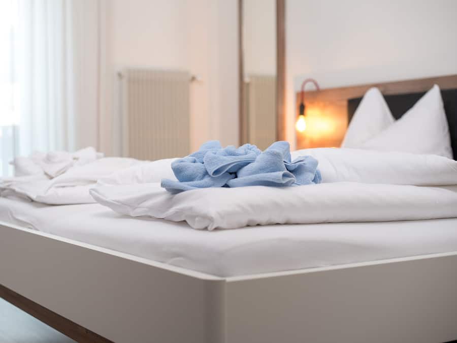 Escritorio, wifi gratis y ropa de cama