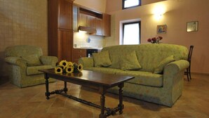 Superior Apartment, 1 Bedroom, Garden View (Granata) | Living room - Agriturismo Aggazzotti (Formigine)