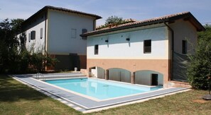 Innendørsbasseng,utendørsbasseng, bassengparasoller og solsenger