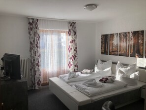 Quarto casal, vista para a montanha | Roupas de cama premium, cofres nos quartos, individualmente mobiliados