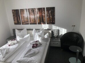 Premium bedding, in-room safe, individually furnished - Gästehaus Birke (Titisee-Neustadt)