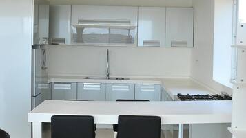 Een koelkast/vriezer, een magnetron, een oven, een kookplaat