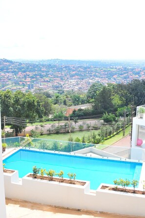Una piscina con vistas a un paisaje urbano.
