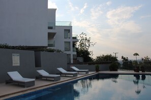 Menyajikan hidangan lokal dan internasional