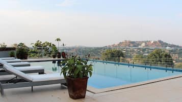 Kolam renang terbuka, kerusi lepak pantai