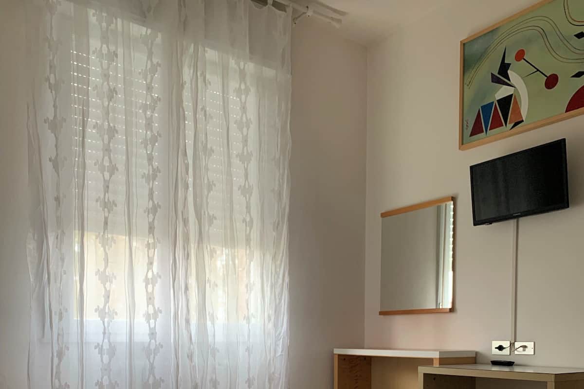 Twin Room, Private Bathroom | Desk, free WiFi