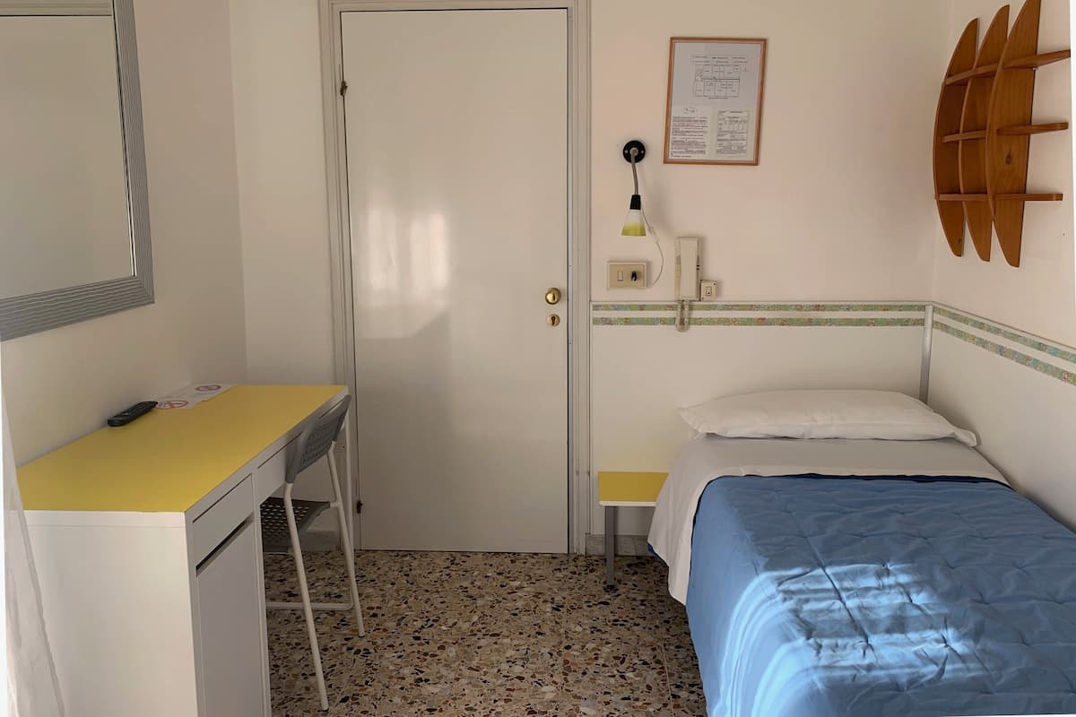 Single Room, Private Bathroom | Desk, free WiFi