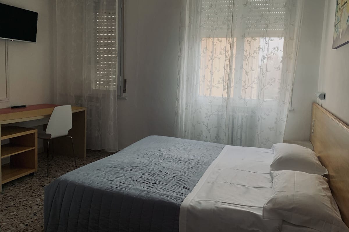 Double Room, Private Bathroom | Desk, free WiFi