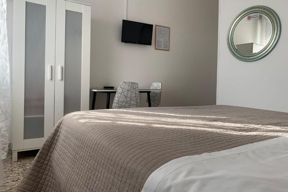 Escrivaninha, Wi-Fi de cortesia, roupa de cama