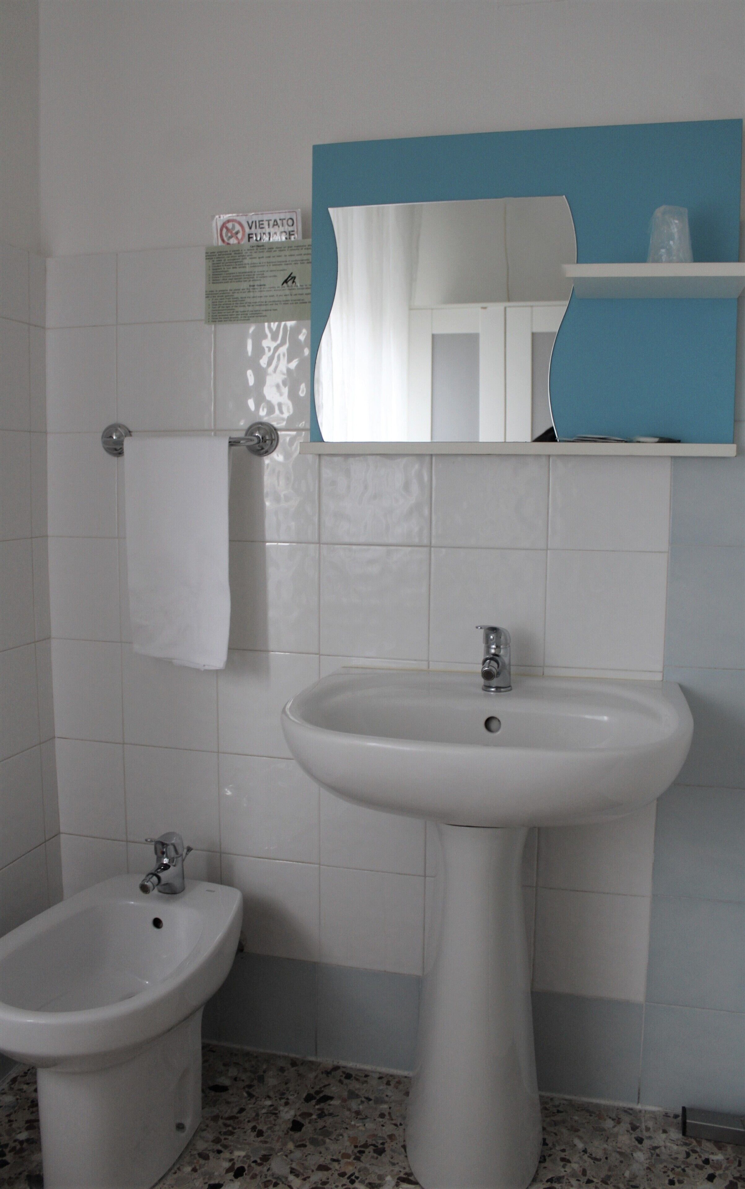 single room, shared bathroom (external bathroom) | bathroom | shower, free toiletries, hair dryer, bidet