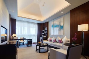 Suite panoramique, 1 chambre, vue sur le lac, au bord du lac | Minibar, coffre-fort, bureau, rideaux d’obscurcissement