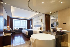 Habitación Premium doble | Minibar, caja fuerte, escritorio y cortinas opacas