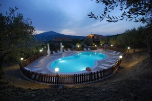 Piscine extérieure, accès possible de 10 h à 19 h 30, chaises longues