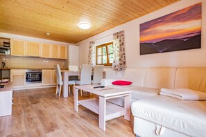 Luxury Apartment, 2 Bedrooms, Balcony (Apt 18) | Desk, soundproofing, iron/ironing board, cots/infant beds