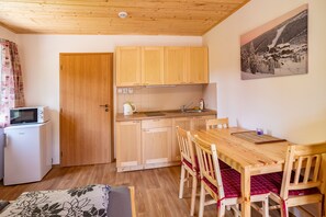 Standard-Apartment, 1 Schlafzimmer, Balkon (Apt 15) | Eigene Kochnische | Kühlschrank, Mikrowelle, Herdplatte, Wasserkocher mit Kaffee-/Teezubehör
