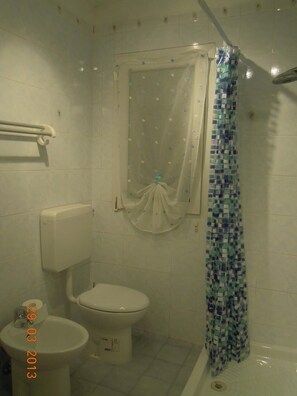 Shower, free toiletries, hair dryer, bathrobes - B&B Ciliegio Felice (Argenta)