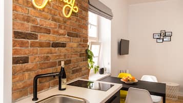 Suíte estúdio | Cozinha americana privada | Geladeira grande, cooktop, lava-louças, cafeteira/chaleira
