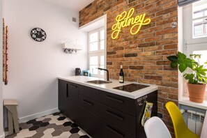 Studio Suite | Private kitchenette | Full-size fridge, stovetop, dishwasher, coffee/tea maker - Bliss Apartments Sydney (Poznan)