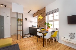 Studiosuite | Eigene Kochnische | Großer Kühlschrank, Herdplatte, Geschirrspüler