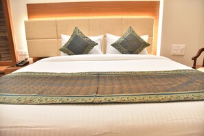 Deluxe Room | In-room safe, desk, iron/ironing board, free WiFi - Hotel RK Grand (Varanasi)