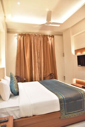 Premium Room | In-room safe, desk, iron/ironing board, free WiFi - Hotel RK Grand (Varanasi)