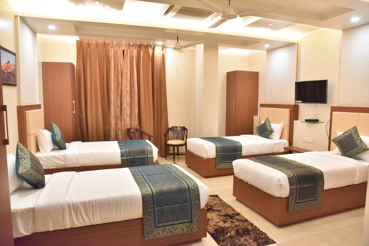 Family Room | In-room safe, desk, iron/ironing board, WiFi (free)