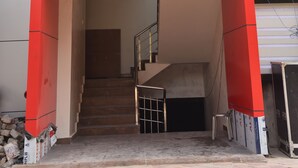 Entrada de un hotel con un letrero que dice "HOTEL R.K. GRAND".